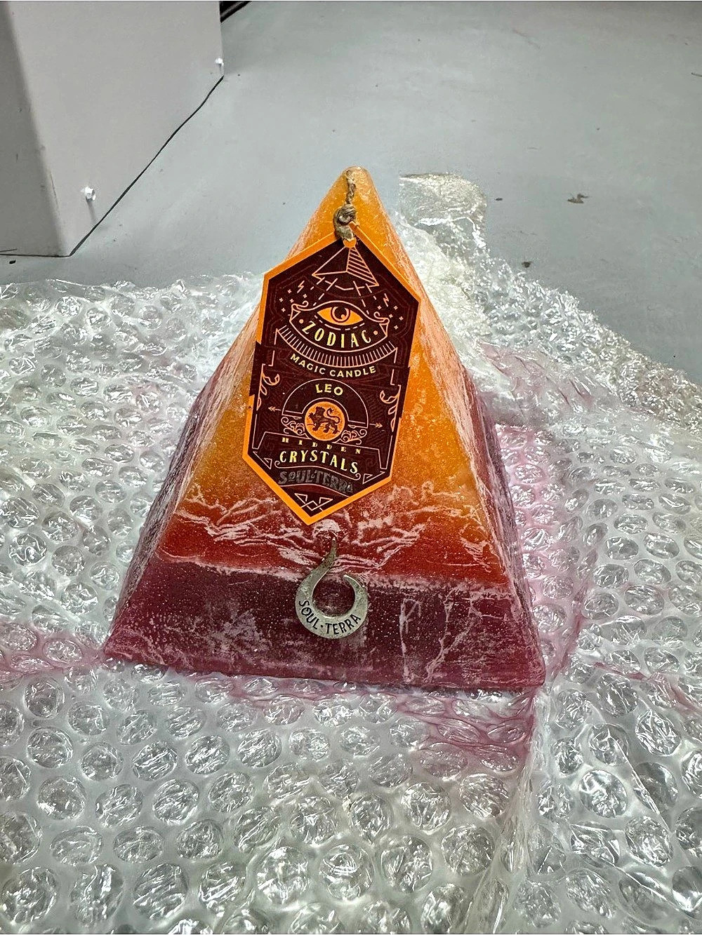 Soulterra Candle Leo Crystal pyramid